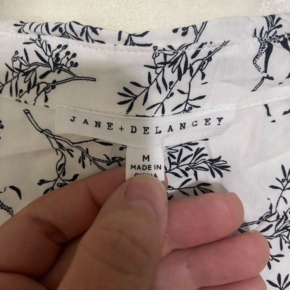 Jane & Delancey EUC novelty giraffe print relaxed fit button down size M - Picture 8 of 8